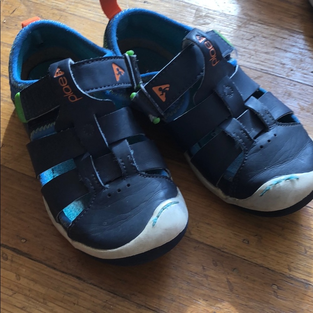 Plae sandals